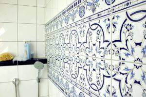 pared de azulejos azules y blancos en el baño en Landhotel Pension Haus Sonneck en Manderscheid