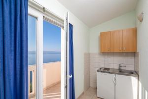 Kuchyň nebo kuchyňský kout v ubytování Apartments & Restaurant Galeb