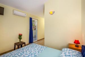 Postel nebo postele na pokoji v ubytování Apartments & Restaurant Galeb