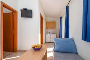 TV a/nebo společenská místnost v ubytování Apartments & Restaurant Galeb