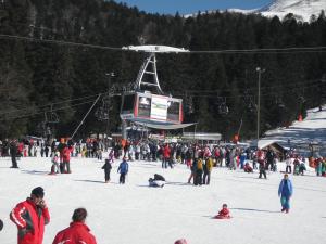 a crowd of people on a ski slope with a ski lift at Meublé de tourisme La Jaulipière in Joursac