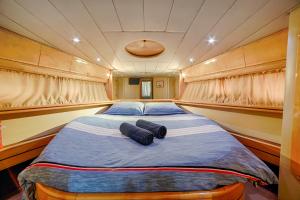 HEBERGEMENTS BATEAUX A QUAIにあるベッド