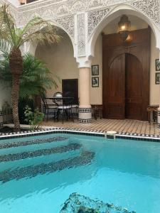 Bazén v ubytování Riad Abaka hotel & boutique nebo v jeho okolí
