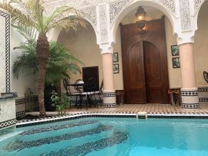 Bazén v ubytování Riad Abaka hotel & boutique nebo v jeho okolí