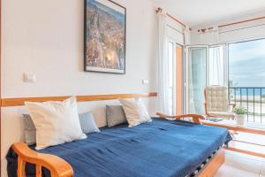 Een bed of bedden in een kamer bij Empurialola -Apartamento en primera linea de ma vistas al mar -164