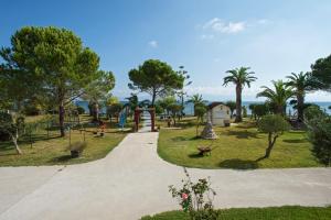 een park met een speeltuin en een schommel bij Sand and Sea in Kavos