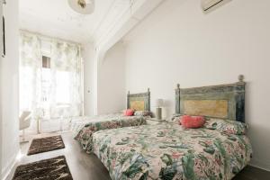 Ένα ή περισσότερα κρεβάτια σε δωμάτιο στο M&F 7 ROOMS/7 BATHROOMS OVER GRAN VIA