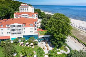 einen Luftblick auf ein Hotel und den Strand in der Unterkunft Travel Charme Strandhotel Bansin in Bansin