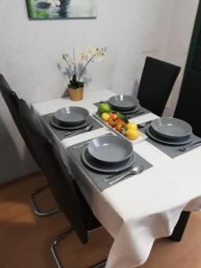 プラハにあるApartment Karolinaの黒皿盛り付きテーブル