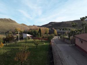 vista su un villaggio con strada e montagne di Apartamento El Portiel a Gotor