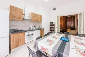 Kuchnia lub aneks kuchenny w obiekcie M&F Apartaments Gran Via