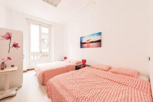 Łóżko lub łóżka w pokoju w obiekcie M&F Apartaments Gran Via