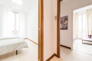 Łóżko lub łóżka w pokoju w obiekcie M&F Apartaments Gran Via