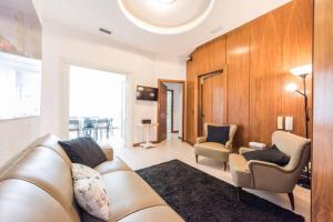 salon z kanapą i 2 krzesłami w obiekcie M&F Apartaments Gran Via w Madrycie