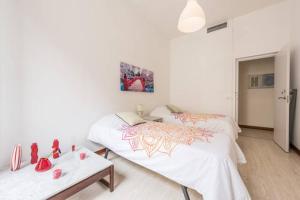 Łóżko lub łóżka w pokoju w obiekcie M&F Apartaments Gran Via