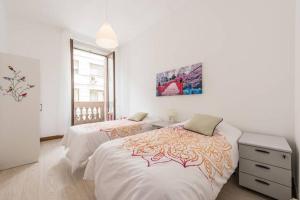 Łóżko lub łóżka w pokoju w obiekcie M&F Apartaments Gran Via