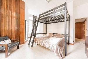 Łóżko lub łóżka w pokoju w obiekcie M&F Apartaments Gran Via