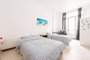 Łóżko lub łóżka w pokoju w obiekcie M&F Apartaments Gran Via