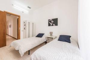Łóżko lub łóżka w pokoju w obiekcie M&F Apartaments Gran Via