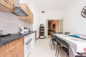 Kuchnia lub aneks kuchenny w obiekcie M&F Apartaments Gran Via