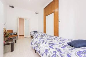 Łóżko lub łóżka w pokoju w obiekcie M&F Apartaments Gran Via