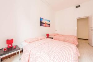 Łóżko lub łóżka w pokoju w obiekcie M&F Apartaments Gran Via