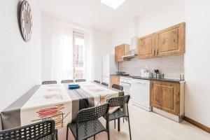 Kuchnia lub aneks kuchenny w obiekcie M&F Apartaments Gran Via