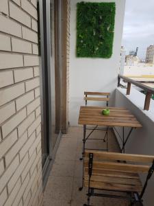 tavolo e panche sul lato di un edificio di La Naval 209, 5ºA - LONDRES - a Las Palmas de Gran Canaria
