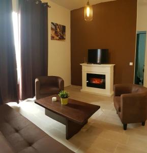 - un salon avec deux chaises et une cheminée dans l'établissement La Naval 209, 5ºA - LONDRES -, à Las Palmas de Gran Canaria