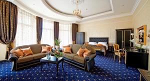 una camera d'albergo con divano e letto di Villa Le Premier Maestro a Odessa