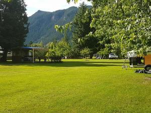 Gallery image of Anchor Riverfront Motel in Sicamous