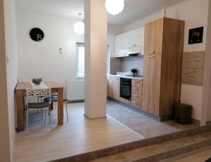 Apartman DORIS-Sveta Nedelja في Strmec Samoborski: مطبخ مع طاولة خشبية وغرفة طعام
