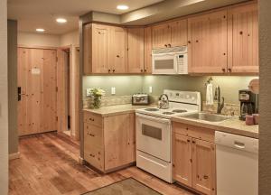 Una cocina o kitchenette en Palisades Tahoe Lodge