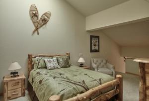 Una cama o camas en una habitación de Palisades Tahoe Lodge