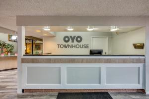 Blick auf die Rezeption eines Wow Stadthauses Büro in der Unterkunft OYO Townhouse Tulsa Woodland Hills in Tulsa