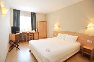 Een bed of bedden in een kamer bij Campanile Hotel Murcia