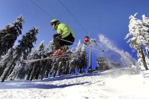 two people jumping in the air on skis in the snow at Mitten in Braunlage mit tollem Ausblick in Braunlage