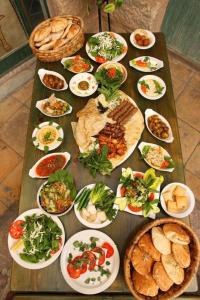 stół z wieloma talerzami jedzenia w obiekcie Petra Cabin Inn Hostel&Resturant w mieście Wadi Musa