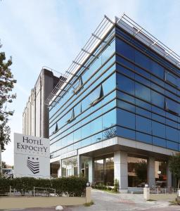un gran edificio de cristal con una señal de ocupación del hotel en Hotel Expocity Istanbul, en Avcılar