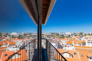 uitzicht vanaf het balkon van een gebouw met oranje daken bij Lusitano Top Floor Apartment in Lissabon