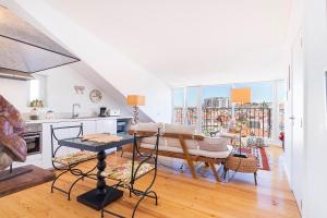 een keuken en een woonkamer met uitzicht op de stad bij Lusitano Top Floor Apartment in Lissabon