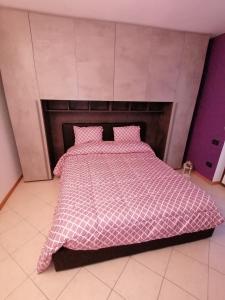 Un pat sau paturi într-o cameră la APPARTAMENTO AL Sasso
