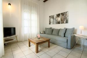 a living room with a blue couch and a coffee table at Junto al Mercado de Ruzafa in Valencia