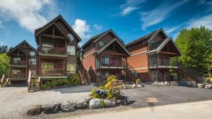 un gran edificio de apartamentos de 2 plantas en Cabins West, en Ucluelet