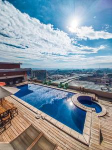 a large swimming pool on the roof of a building at LATAM HOTEL Plaza Pradera Quetzaltenango in Quetzaltenango