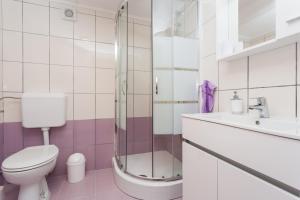 Koupelna v ubytování Apartmani Obala + 28 fotografií