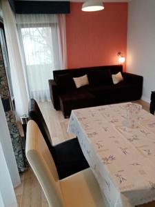 sala de estar con mesa y sofá en Balatonboglár - Golden Bridge Apartments, en Balatonboglár