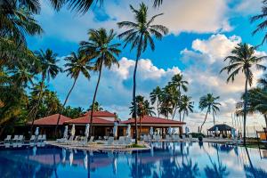 马塞约Jatiúca Suites Resort by Slaviero Hotéis的配有椅子和棕榈树的度假村游泳池