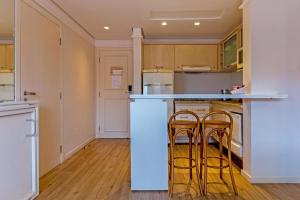 Resort pé na areia - Suítes JBVTOP的厨房或小厨房
