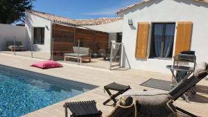 Bazén v ubytování Rélocation vacances de la cote sauvage nebo v jeho okolí